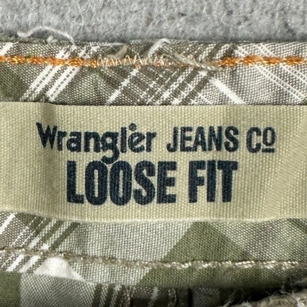 Wrangler Jeans Co Mens 36 Green White Loose Fit Plaid Casual Khakis Flat Front